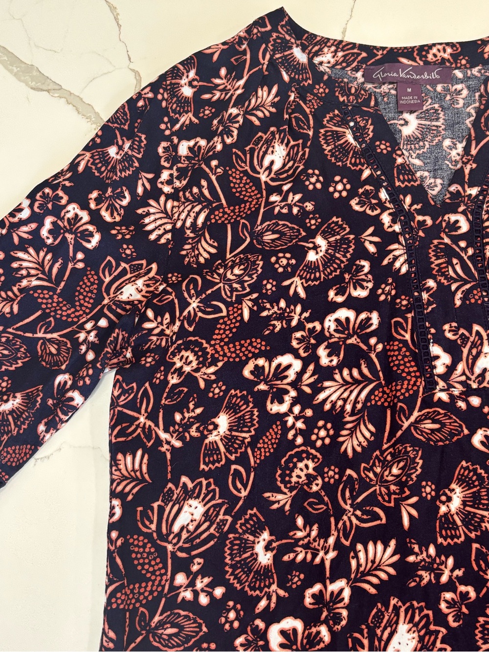 Gloria Vanderbilt Nova Navy Coral Floral V-Neck Tunic Blouse Top Bell Sleeve M - Picture 3 of 16
